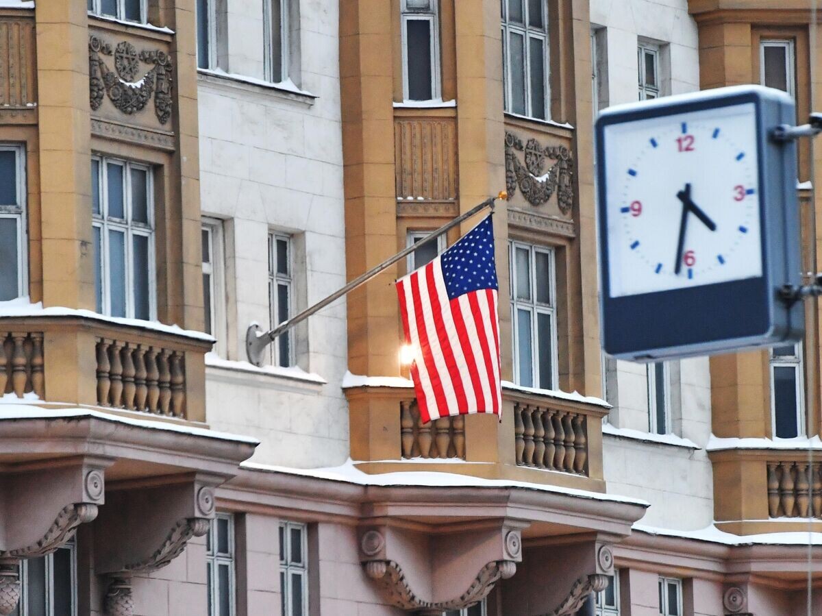    Флаг на здании посольства США в Москве© РИА Новости / Наталья Селиверстова