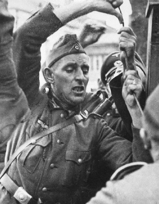 В ходе расследования уголовного дела о геноциде белорусского народа в годы Великой Отечественной войны помощь органам прокуратуры оказывают неравнодушные граждане, в том числе, жители Витебской области. Яркий пример тому – история этой фотографии. Палачи за работой.