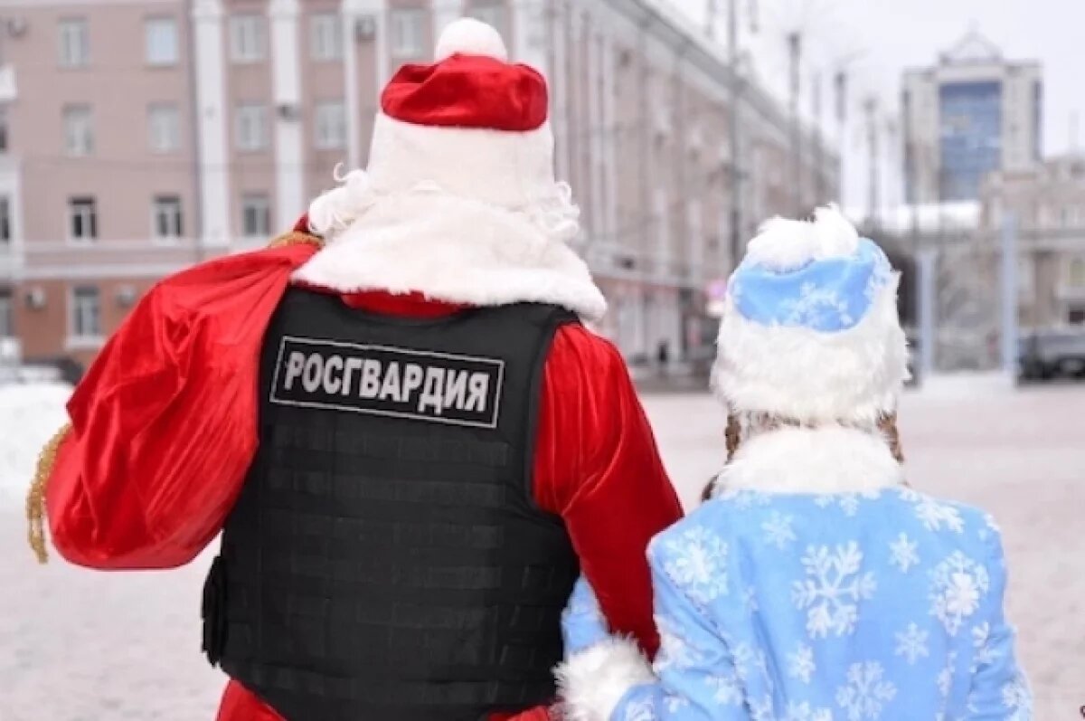    В Тюмени к детям на бронеавтомобиле прибыл Дед Мороз из ОМОН