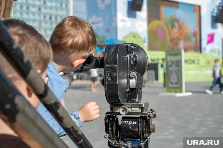 На «Медвежонке» дети не только смотрят фильмы, но и учатся снимать кино
Фото: Руслан Яроцкий © URA.RU