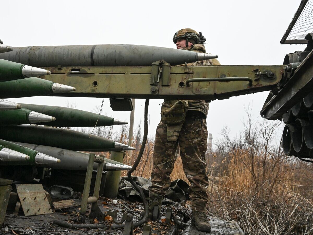    Зарядка реактивной системы залпового огня "Ураган" группировки "Центр" на Красноармейском направлении СВО.© РИА Новости . Станислав Красильников