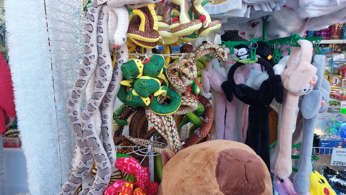 Обилие змеек всех фасонов.