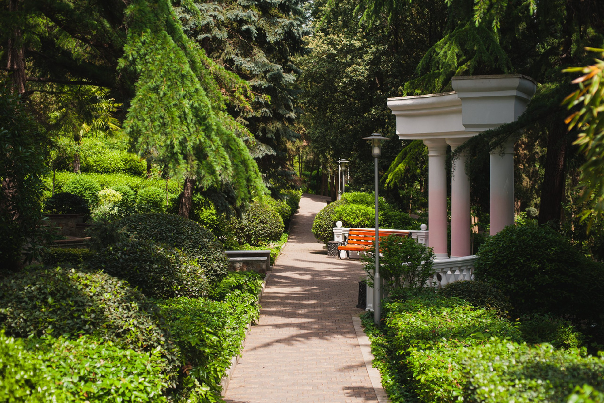 Парк на территории. Источник: https://more-spahotel.com/ob-otele/galereya-more-spa-resort/#