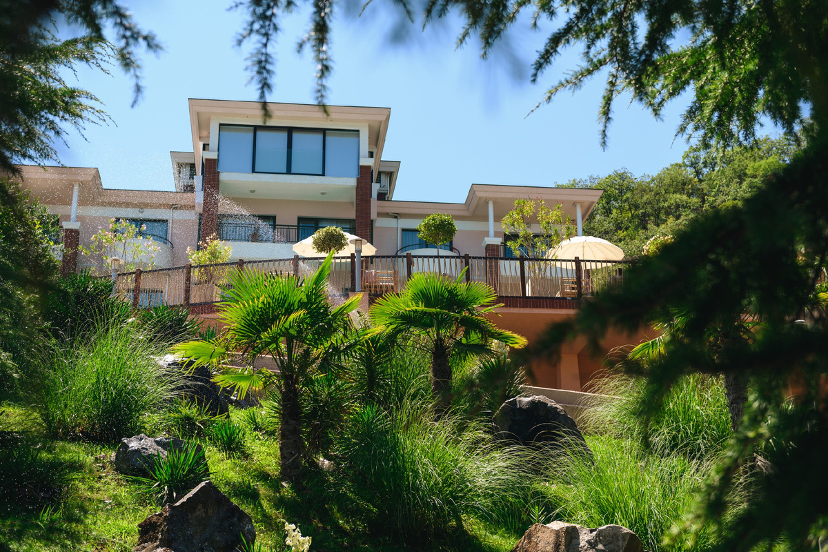 Территория парка. Источник: https://more-spahotel.com/ob-otele/galereya-more-spa-resort/#