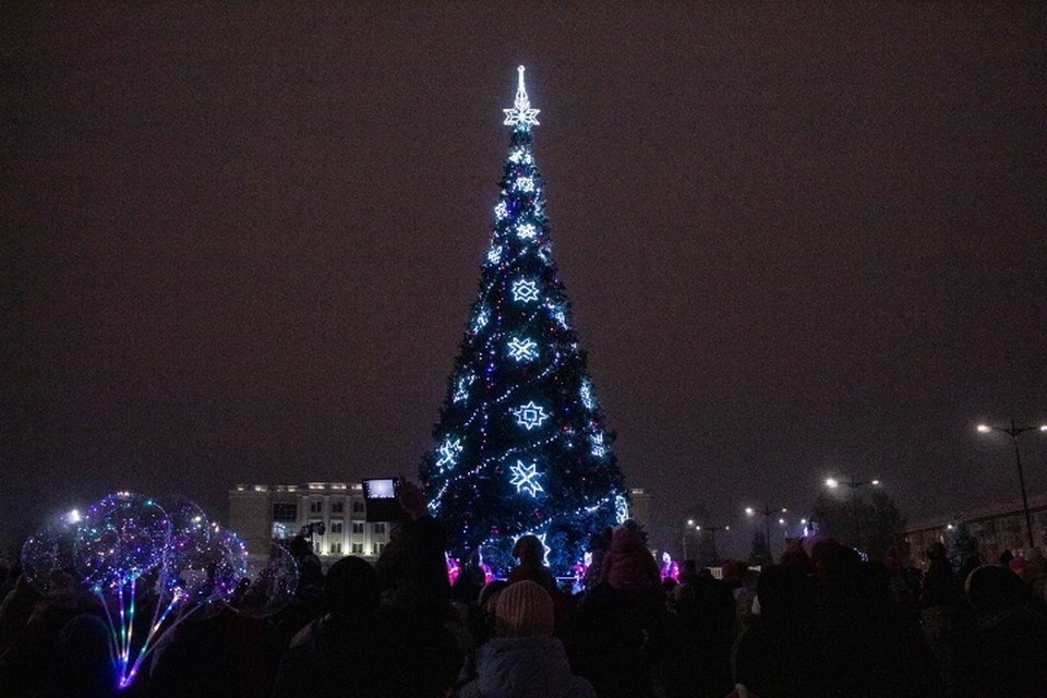    Главная елка Ижевска на Центральной площади. Фото: Данил Иванов