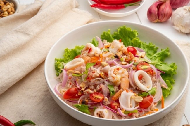    Салат с кальмарами и помидорами