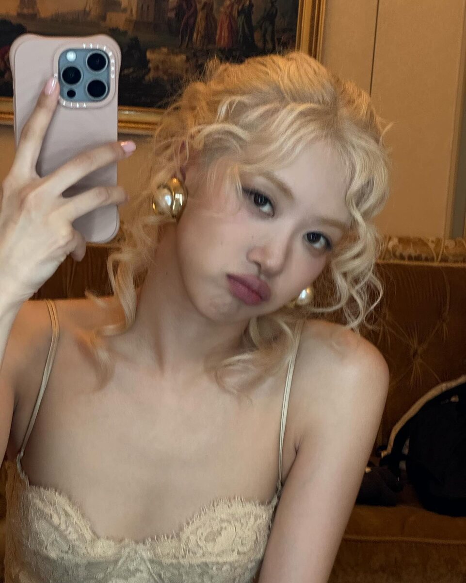    Розэ из BLACKPINKСоцсети