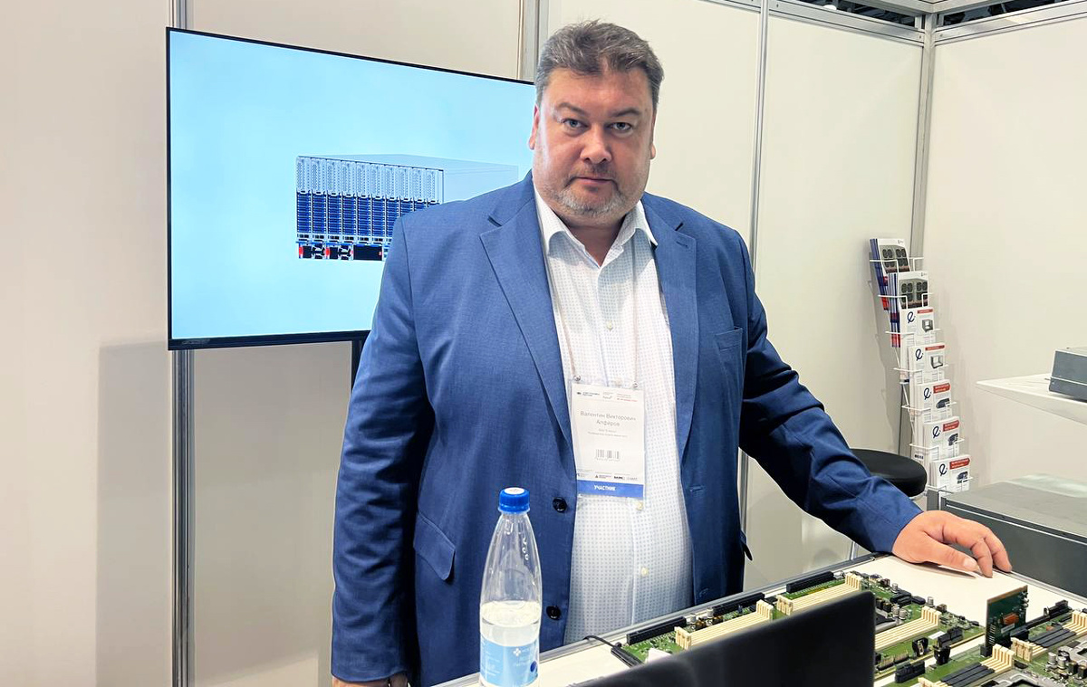 Алферов Валентин, руководитель отдела маркетинга компании "Е-Флопс" демонстрирует электронные компоненты модульного сервера М1