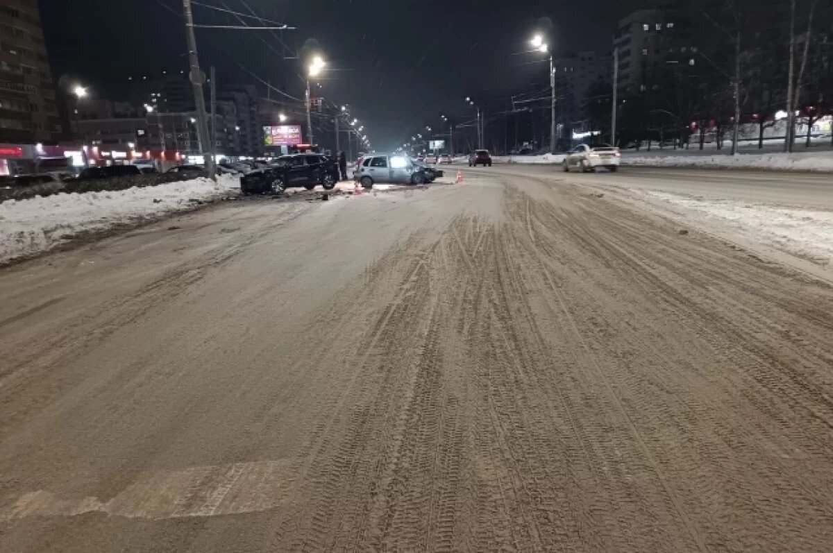    Появились фото лобового столкновения машин в Ижевске