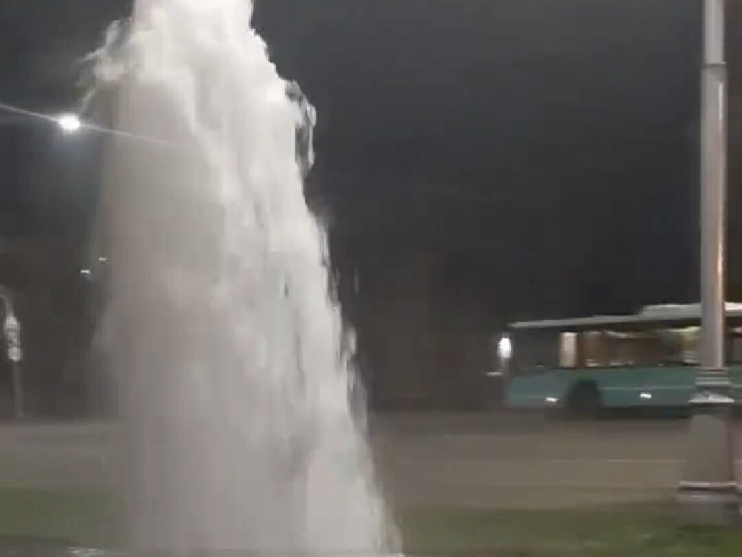 Фонтан, бьющий из-под земли | Скриншот | Видео: Телеграм-канал «МЛНР Live»