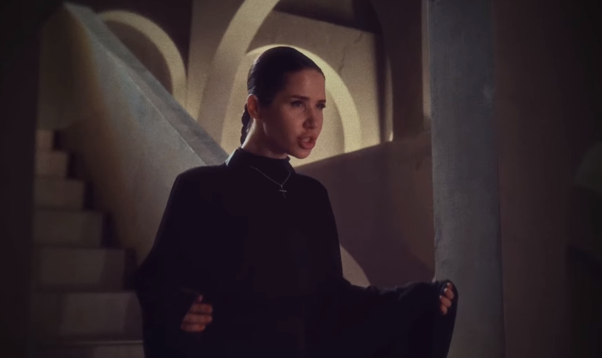 Miravi. Кадр из клипа "Воин".