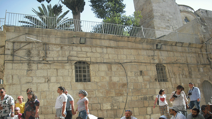 Нескончаемый поток паломников и туристов. 