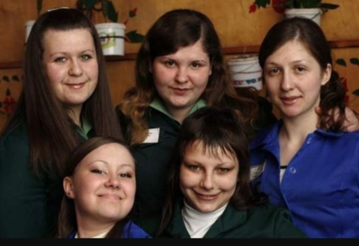 Дашу и "одноклассниц" сфоткали для какого-то местного журнала. 