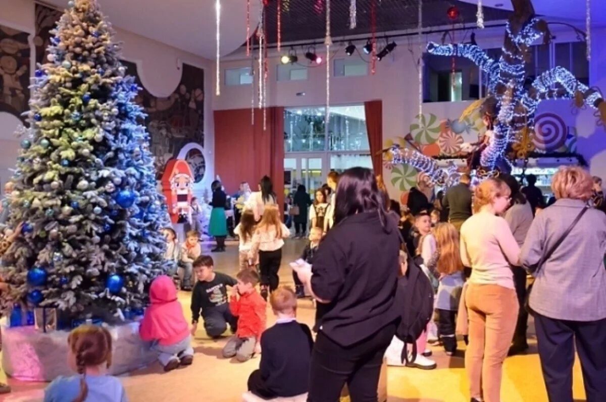    Тюменские депутаты поздравили с Новым годом детей участников СВО