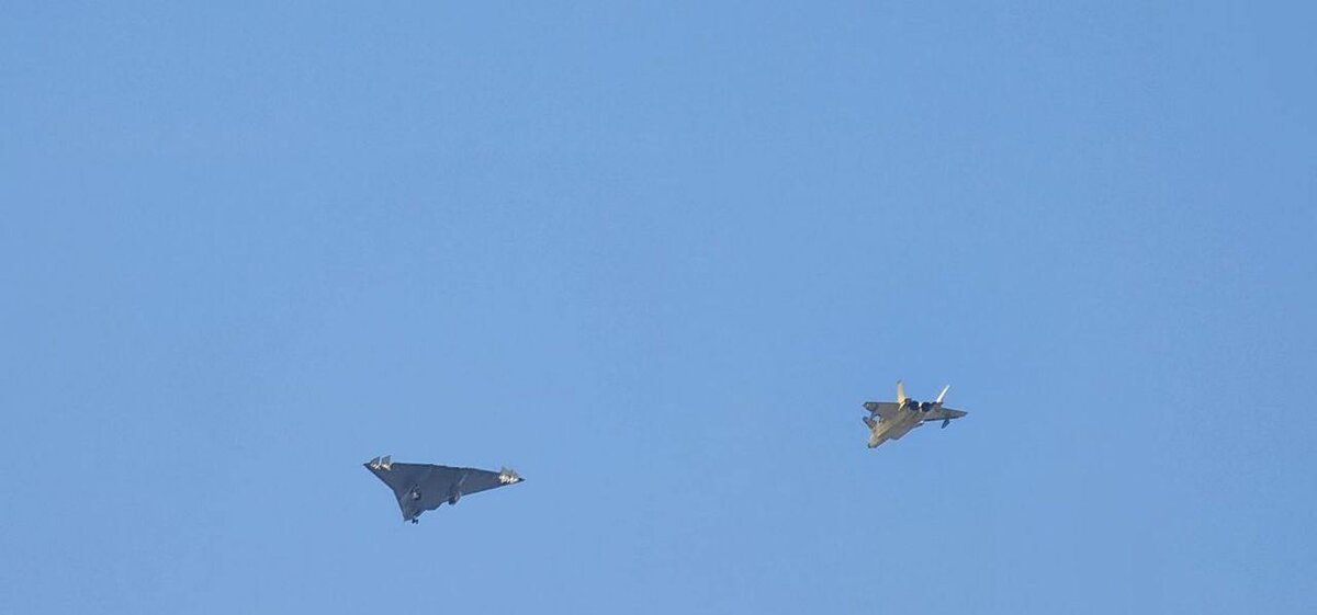 Тот самый полёт  двх истребителей.  фото: картинки яндекса.