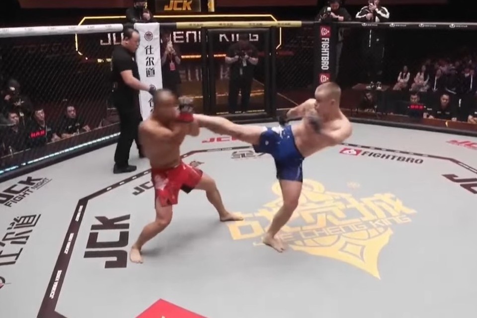    Виталий Косицын был активен против китайца, пока не отдал инициативу. Фото: JCK Bounty Competition.