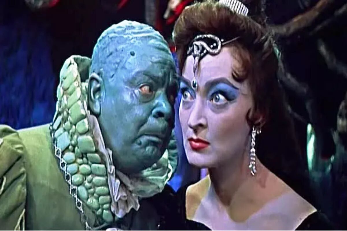 Лидия Вертинская – лучшая женщина-змея советского кинематографа.
Фото: Кадр из фильма «Королевство кривых зеркал»