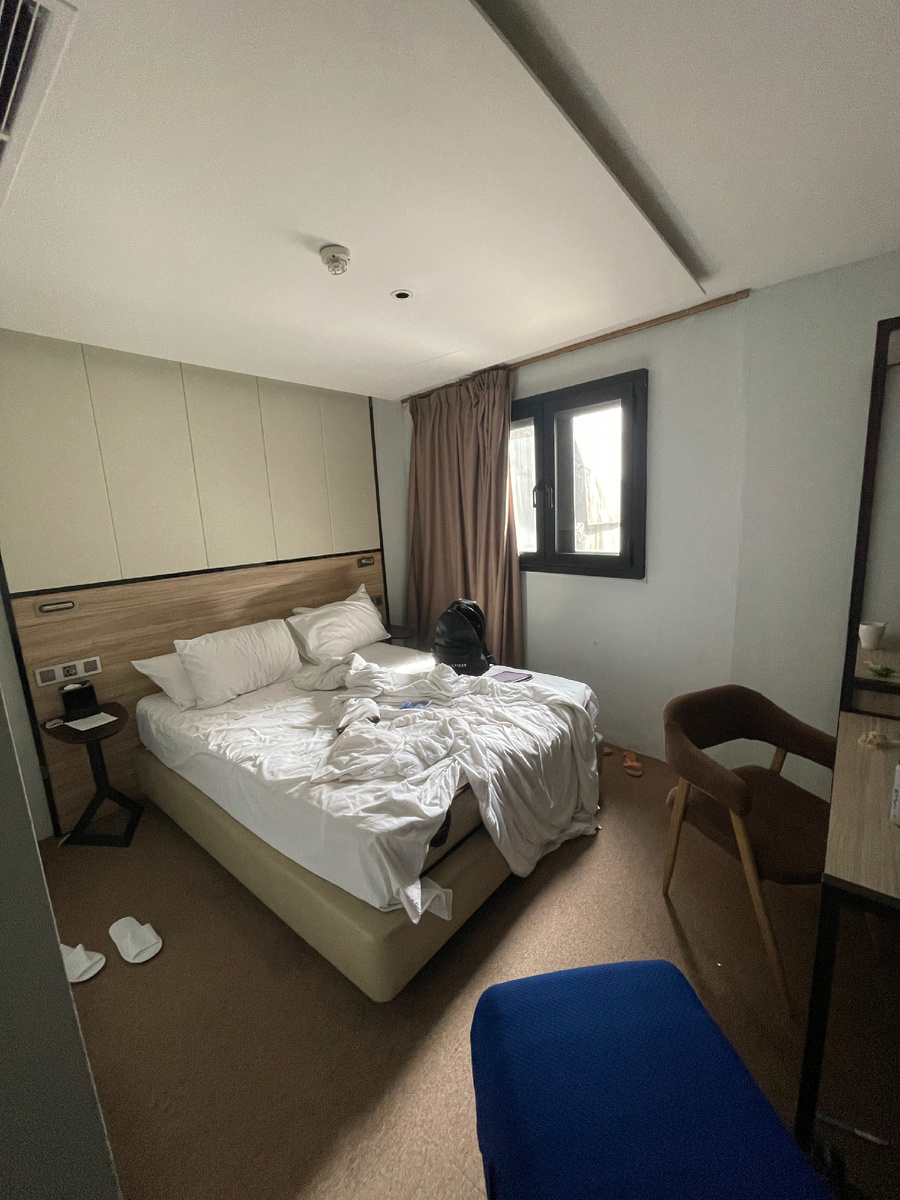 В номере кровать, холодильник, душ, сейф. Дали пару тапок и мыльные принадлежности