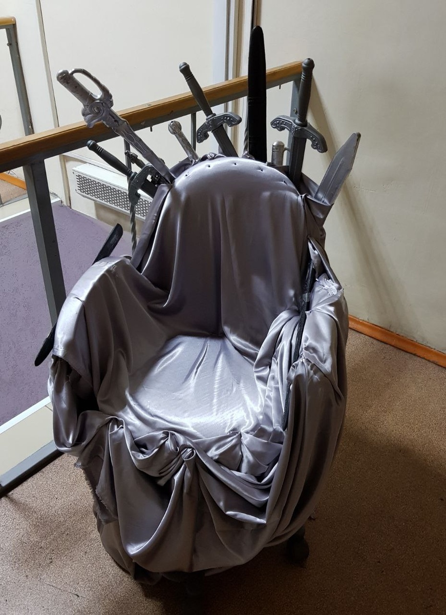 Фото сделано уже после спектакля в коридоре