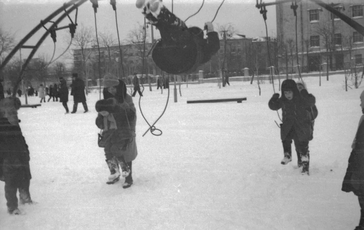 Городской сквер, Россия, Московская область, городской округ Жуковский
Покуроченная детская площадка. На заднем плане д.11 по ул.Жуковского и ДК pastvu.com