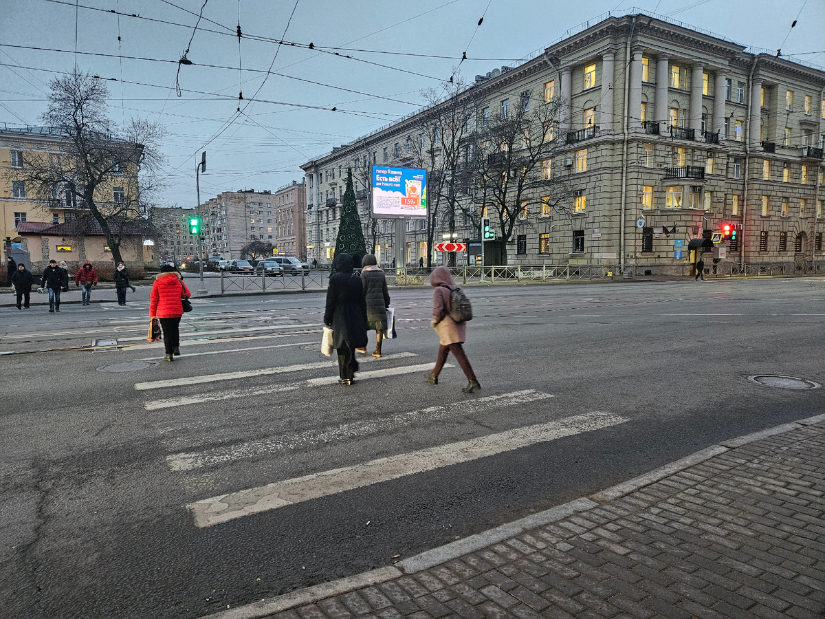 Из новогоднего 28 декабря только светофоры.