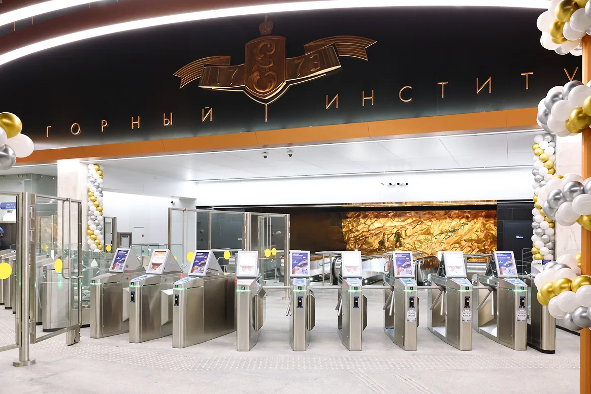 Панно о покорителях месторождений золота встерчает пассажиров прямо за туринкетами