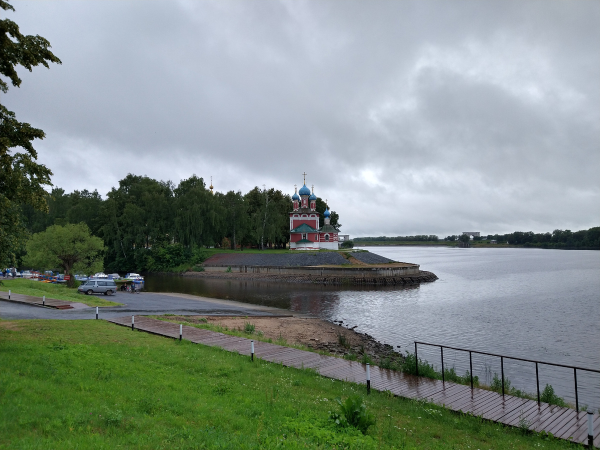 Вид на церковь Димитрия на крови