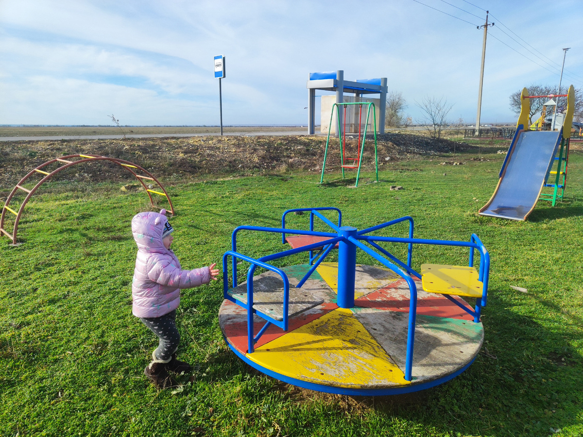 типичная зима в Крыму!) Но дует, поэтому дочка в капюшоне 