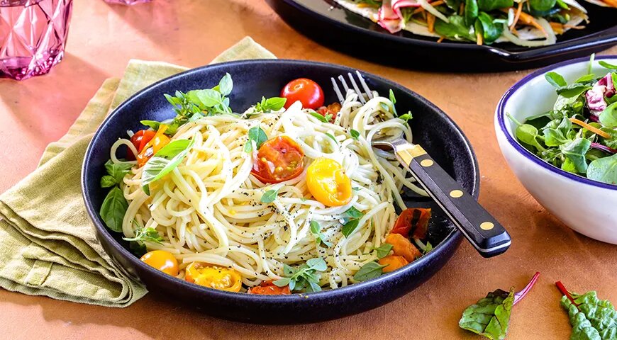 Паста с помидорами черри, чесноком и базиликом