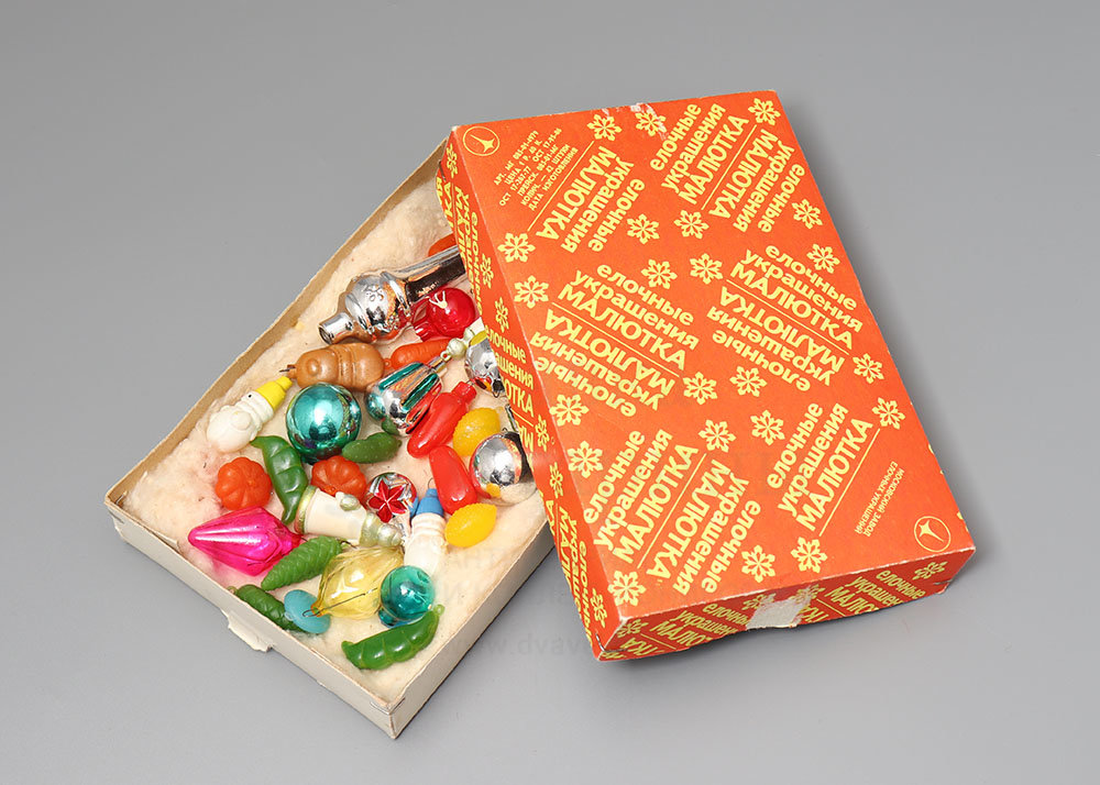 Маленькие елочные игрушки в наборе «Елочные украшения «Малютка», стекло, пластмасса, Москва, 1970-80 гг. 