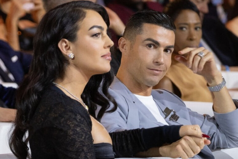     Джорджина Родригес в мини с экстремальным декольте появилась с Криштиану Роналду на премии в ОАЭ