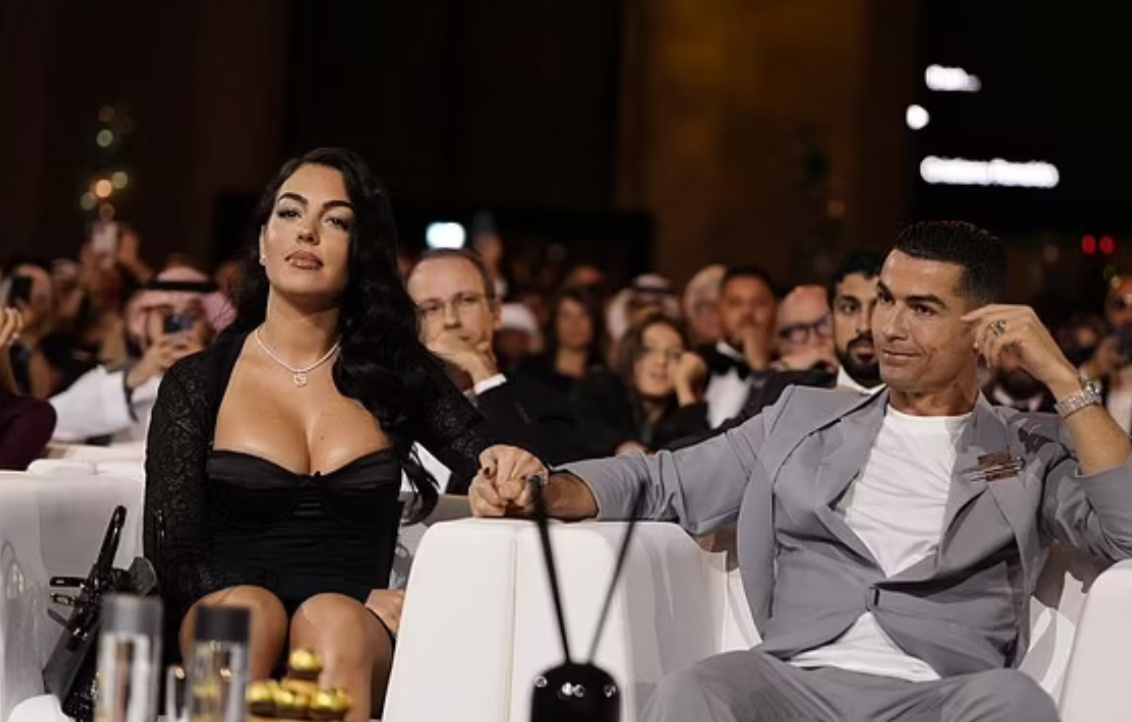    Джорджина Родригес и Криштиану Роналду на премииСоцсети