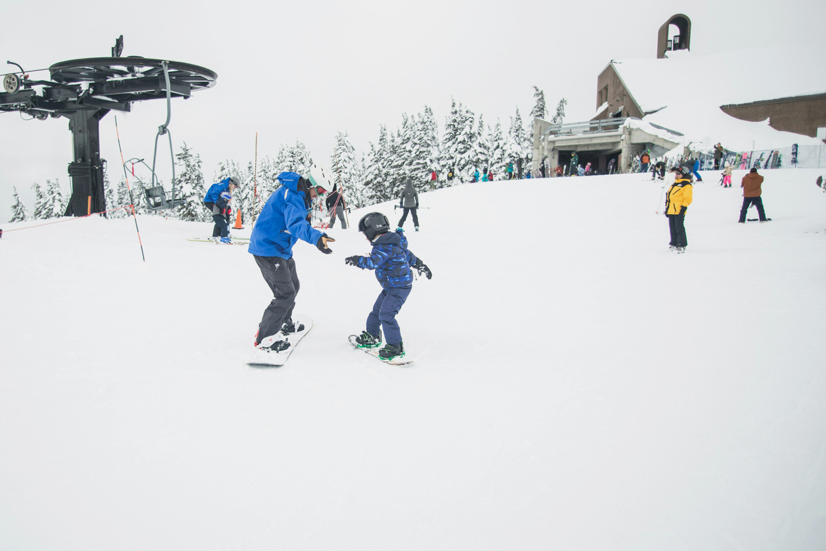 Для первого опыта горнолыжного отдыха важно выбирать курорты с пологими склонами и качественной детской инфраструктурой. Фото: Lex Valishvili / Unsplash
