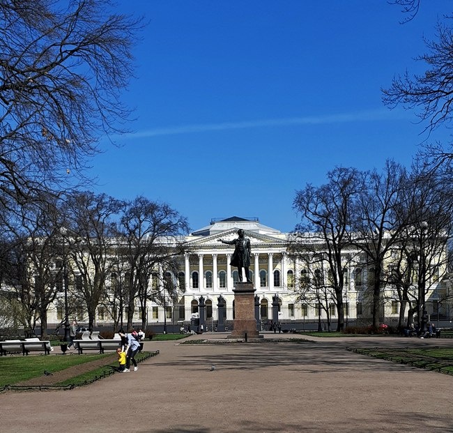 Вид на Русский музей с площади Искусств /Фото из личного архива, 2019/