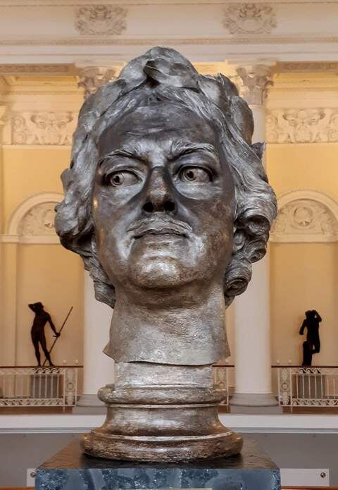 Бюст Петра 1 на парадной лестнице в Русском музее, скул. М.Кало /фото из личного архива, 2019/