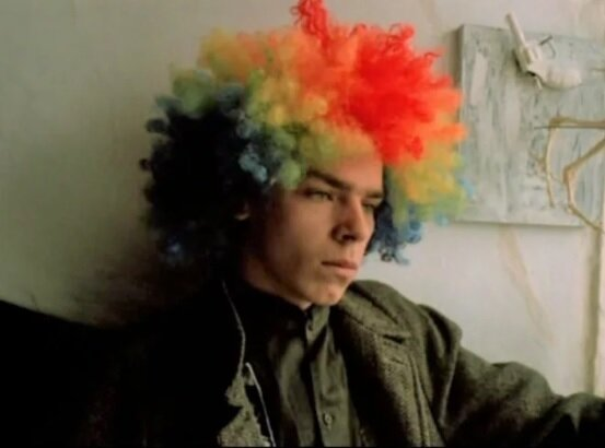 Бананан в исполнении Сергея Бугаева. Кадр из фильма "Асса"