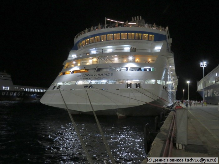 Лайнер "Astoria Grande" в турецком Чешме