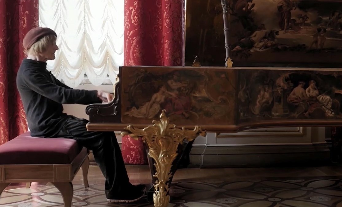 Олег Каравайчук в Эрмитаже. Кадр из фильма "Олег и редкие искусства" 