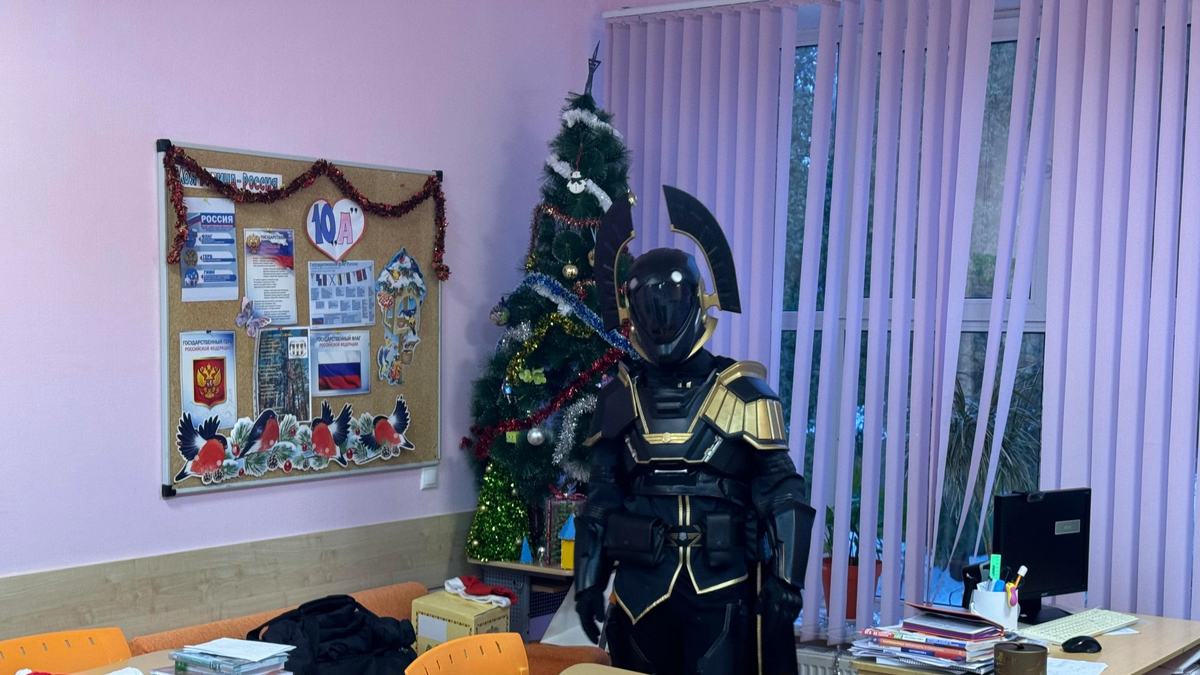 Российский школьник пришел на новогоднюю елку в костюме из Helldivers 2