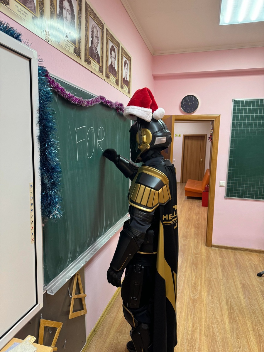 Школьник из 10 класса пишет слоган десантников из Helldivers 2