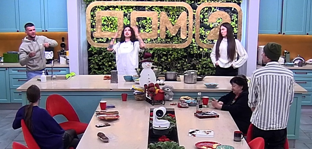 общая кухня (фото из эфира на «Okko»)