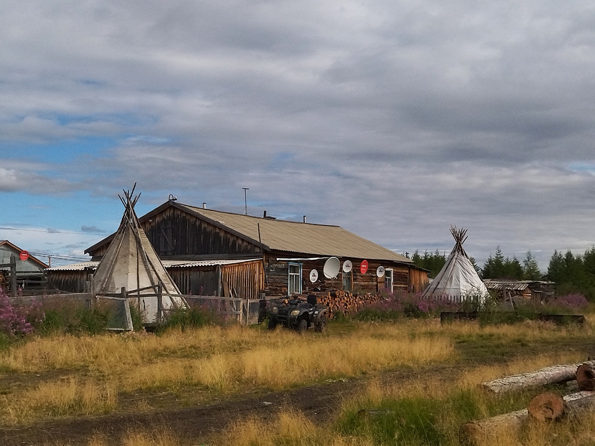 Чумы с открытым очагом используются как летние кухни. Все фото Константина Каськаева