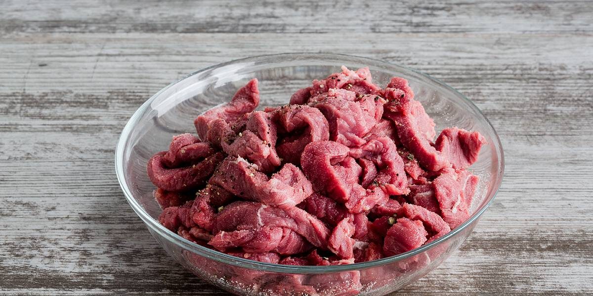 Нарежьте говядину тонкими ломтиками