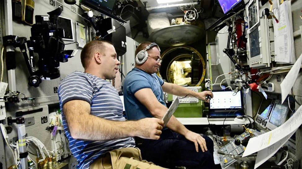 Иван Вагнер и Алексей Овчинин работают на центральном посту СМ «Звезда». Фото: Роскосмос