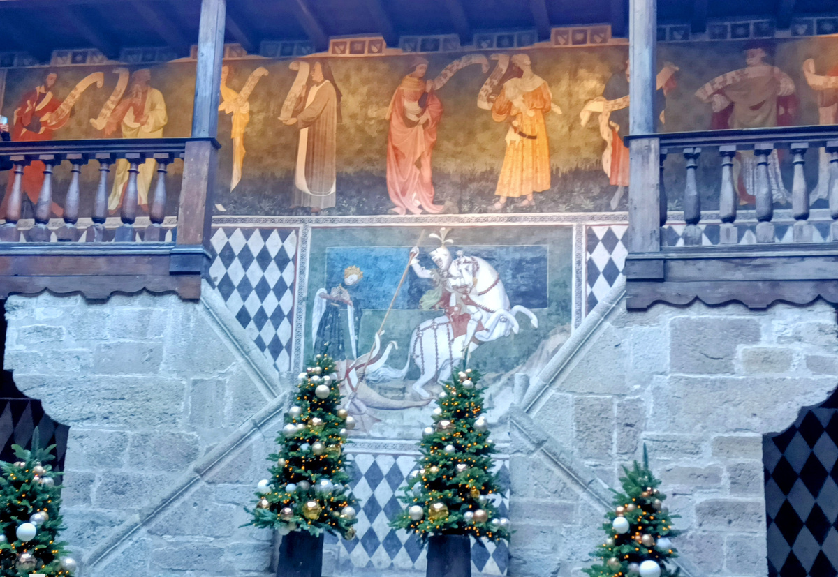 Парадный вход в замок Fenís. Valle d' Aosta. Италия. Фото автора 