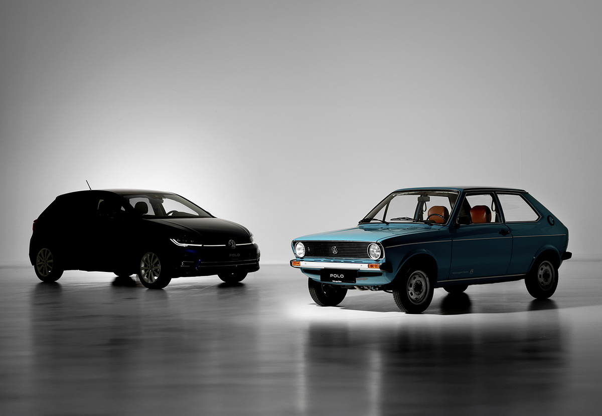 Первое поколение Volkswagen Polo. На заднем фоне, предположительно, Polo седьмого поколения. Фото: Volkswagen AG