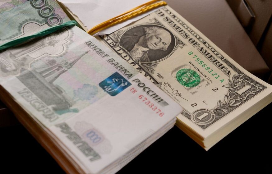    Новогодний сюрприз: официальный курс доллара составил выше 101 рубля