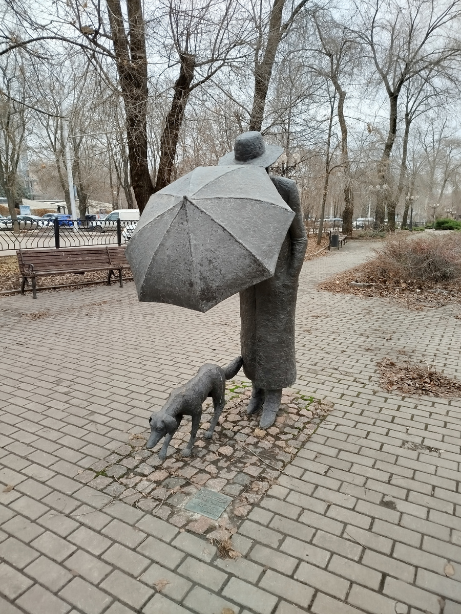 Инсталляция "Верный Друг" (2014) в начале бульвара Шевченко (Ворошиловский район Донецка).