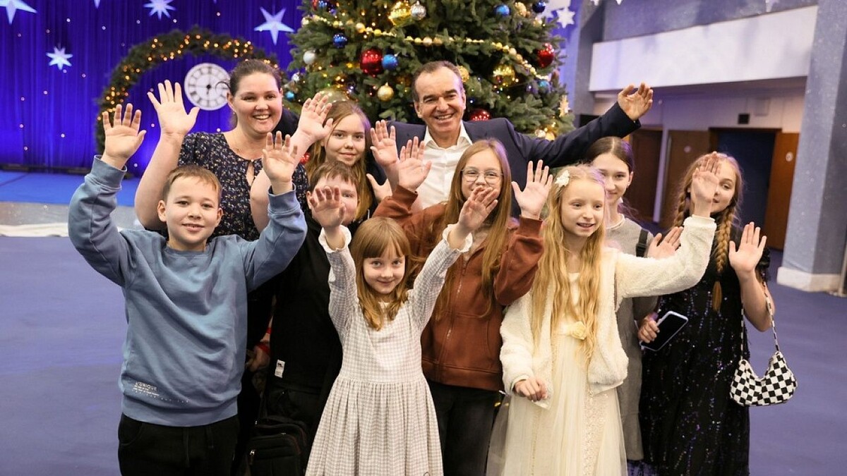 Более 950 детей приехали на губернаторскую ёлку в Краснодар | Телеканал ...