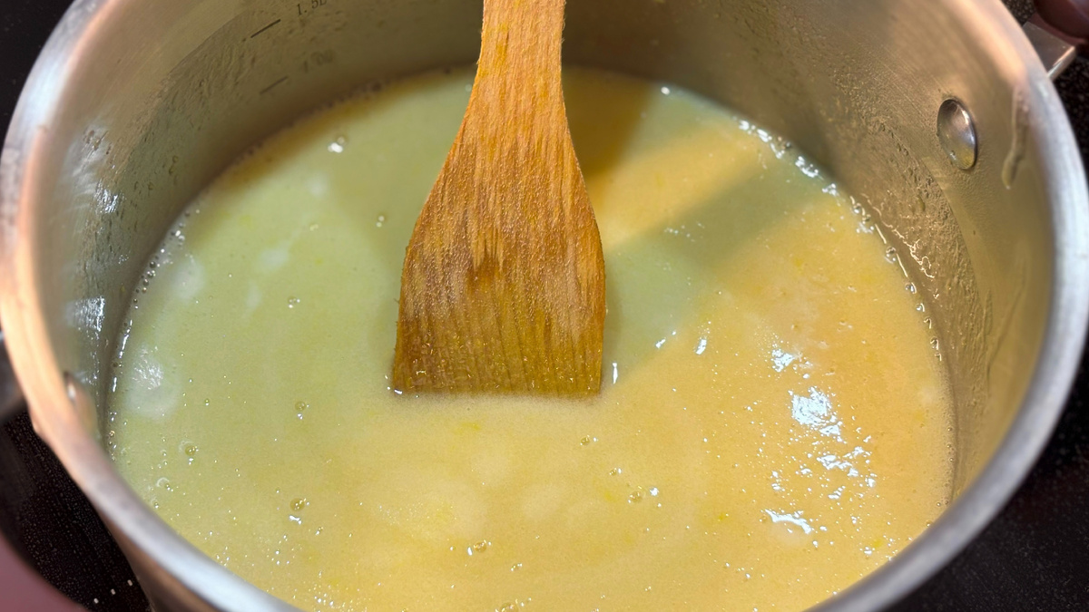 Масса будеть белеть и подниматься